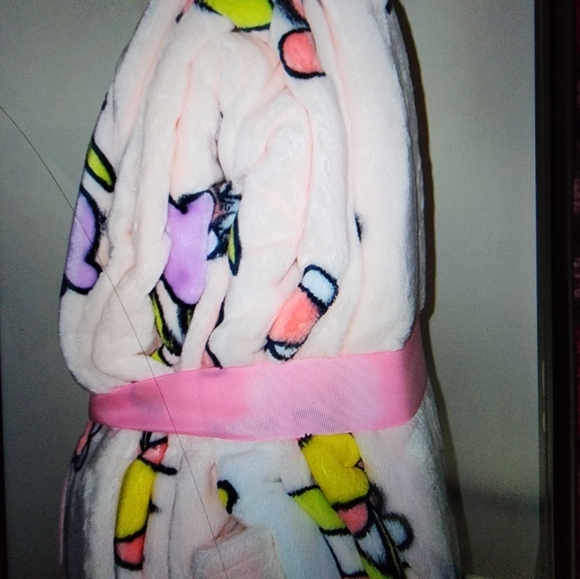 NWT Adorable Spring Hello Kitty Queen comfy blanket🪻🌷🌺 - Picture 6 of 7